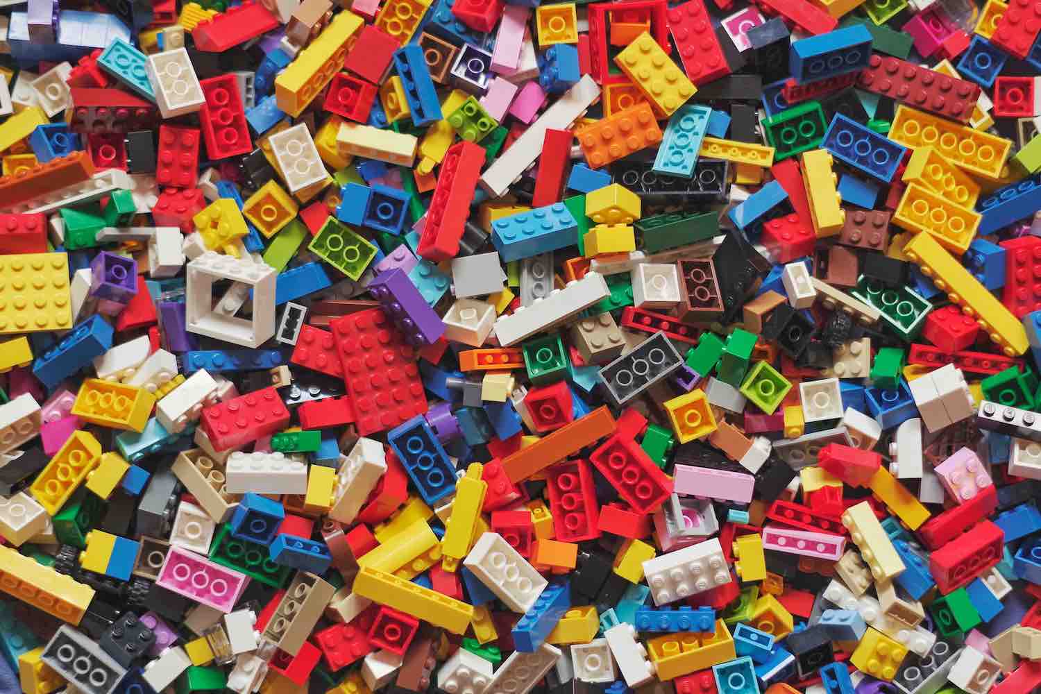 Lego bricks - Xavi Cabrera - Unsplash